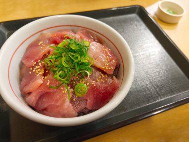 Kaisendon Premium Karışık Sashimi Pirinç Kasesi Siyah Tepside, Japon Menü Tasarımları ve Yemek Reklamları İçin Mükemmel