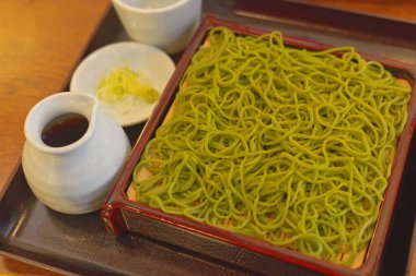 Bambu tepsisinde soğuk Cha Soba Eriştesi, Sos ve Baharat, Tahta Masa üzerinde geleneksel Japon Mutfağı