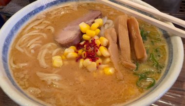 Tonkotsu Ramen ile mısır, chashu ve bambu büyük bir beyaz kasede filizlenir, geleneksel Japon Teselli Yemeği