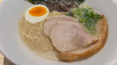 Otantik Tonkotsu Ramen, yanında Chashu Pork, Kaynamış Yumurta ve Scallions in White Bowl