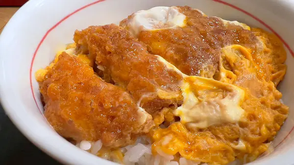 Tonkatsu Don, üzerine baharatlı sos serpilmiş sıcak Japon pirzolası üzerine kızarmış domuz pirzolası. Popüler ve hızlı bir Japon yemeği..