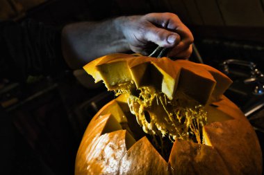 Karanlık bir mutfakta oyulmuş bir Cadılar Bayramı balkabağından çıkarılan top..