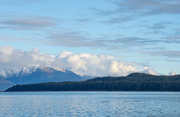 秋にはアラスカ州南東部に浮かぶ山と島の景色を望む海 — ストック写真