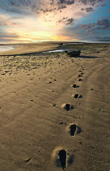 Voetafdrukken Het Zand Een Leeg Strand Bij Zonsondergang Zuidoost Alaska Stockafbeelding