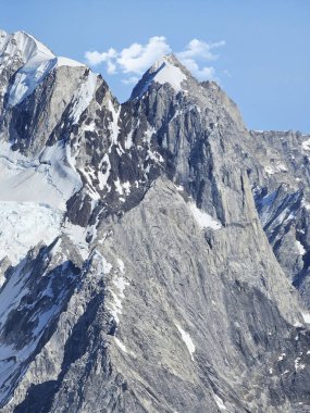 Dağ 'ın havadan çekilmiş fotoğrafı. Güneydoğu Alaska 'daki Glacier Körfezi Ulusal Parkı' nda yaz mevsiminde Fairweather.