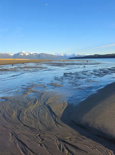 Ρευστά Πρότυπα Άμμου Μια Παραλία Στη Νοτιοανατολική Αλάσκα Μια Ηλιόλουστη Φωτογραφία Αρχείου