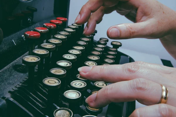 Las Manos Mujer Escribiendo Una Máquina Escribir Antigua Pieza Interesante —  Fotos de Stock