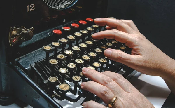 Las Manos Mujer Escribiendo Una Máquina Escribir Antigua Pieza Interesante — Foto de Stock