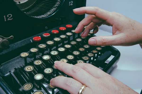 Las Manos Mujer Escribiendo Una Máquina Escribir Antigua Pieza Interesante —  Fotos de Stock