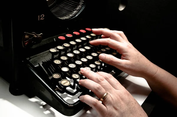 Ręce Kobiety Piszącej Zabytkowej Maszynie Pisania Ciekawe Dzieło Mieszanka Sztuki — Zdjęcie stockowe