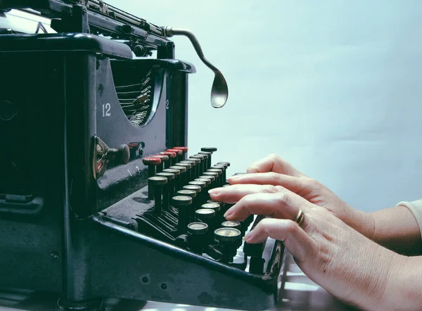 Ręce Kobiety Piszącej Zabytkowej Maszynie Pisania Ciekawe Dzieło Mieszanka Sztuki — Zdjęcie stockowe