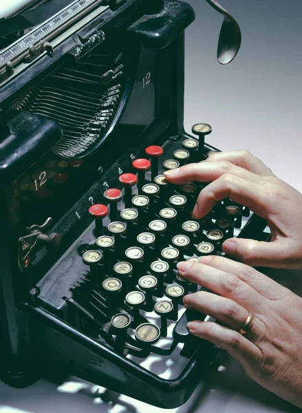 Las Manos Mujer Escribiendo Una Máquina Escribir Antigua Pieza Interesante — Foto de Stock