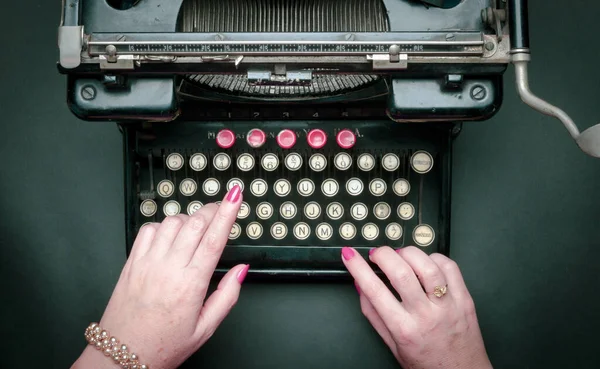 Las Manos Mujer Escribiendo Una Máquina Escribir Antigua Pieza Interesante —  Fotos de Stock