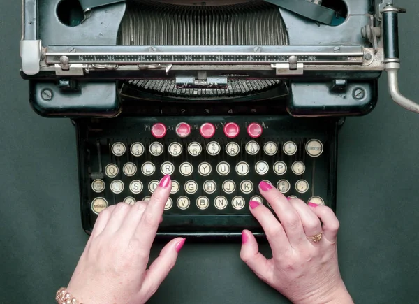 妇女的手在古董打字机 有趣的作品 文化和历史工程的混合上打字 — 图库照片