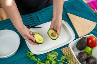 Olgun Avokadolarla El Yapımı Guacamole. Avokadoları titizlikle hazırlayan ve guacamole sosunu hazırlayan bir dizi resim.