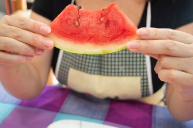 Lezzetli bir karpuzu kesiyor ve tutuyor Yemeye hazır