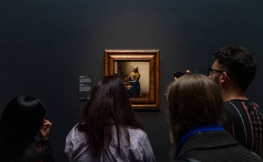 Johannes Vermeer 'in 1660 tarihli Sütçü Kız tablosunu izleyen insanların bir resmi, Onur Galerisi' nin bir parçası olarak Rijksmuseum 'da sergilenmektedir..