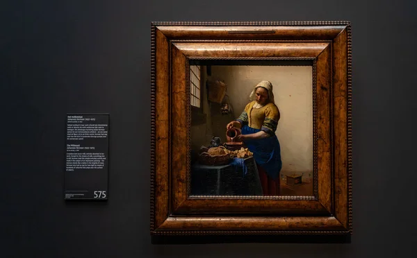 ヨハネス フェルメール 1660年 によるミルクマイド絵画の写真が 名誉のギャラリーの一部として アムステルダム国立美術館に展示されています — ストック写真