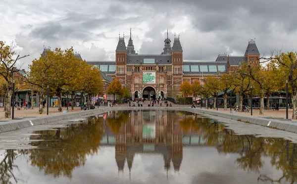 Una Foto Della Facciata Principale Del Rijksmuseum Amsterdam Una Nuvolosa — Foto Stock