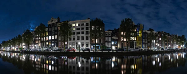 Bir Kanalın Panorama Resmi Yanındaki Apartman Geceleri Amsterdam — Stok fotoğraf