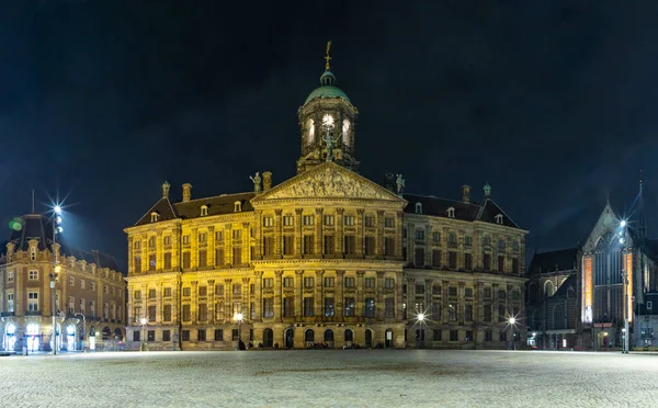 Una Foto Del Palacio Real Ámsterdam Por Noche —  Fotos de Stock
