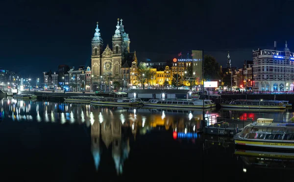 Picture Basilica Saint Nicholas Amsterdam Overlooking Multiple Tour Boats Night — Stock Photo, Image