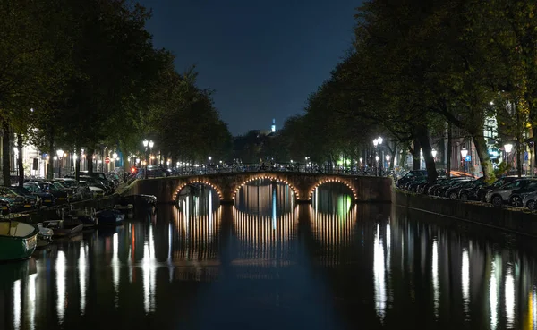 Uma Imagem Uma Ponte Canal Iluminada Noite Amsterdã — Fotografia de Stock