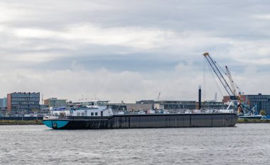 Amsterdam 'da bir kargo gemisinin resmi..