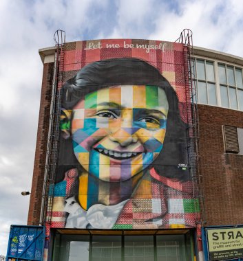 Eduardo Kobra tarafından 2016 'da yaratılan Anne Frank' in renkli bir resmi..