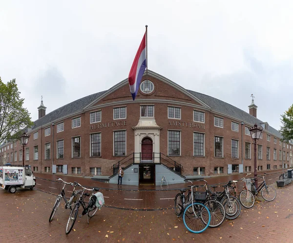 Una Foto Del Museo Hermitage Amsterdam Più Biciclette Fronte Esso — Foto Stock