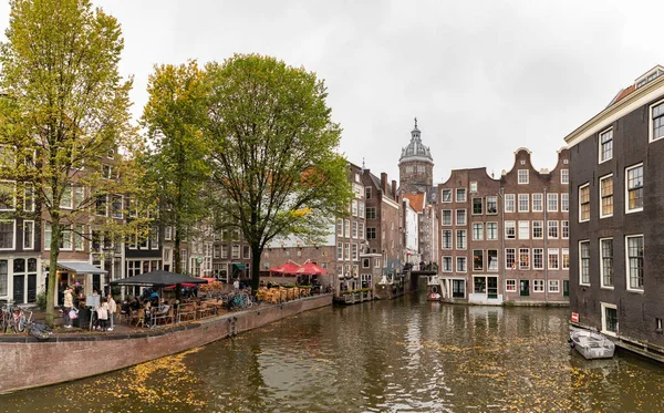 Ein Bild Eines Kanals Und Umgebender Fassaden Der Amsterdamer Altstadt — Stockfoto