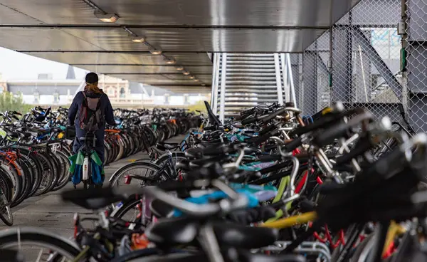 アムステルダム中央駅近くの大規模な自転車駐車場の自転車の行の写真 — ストック写真