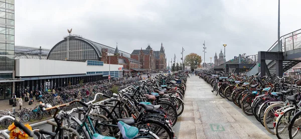 Μια Φωτογραφία Του Τεράστιου Πάρκινγκ Ποδηλάτων Κοντά Στον Κεντρικό Σταθμό — Φωτογραφία Αρχείου