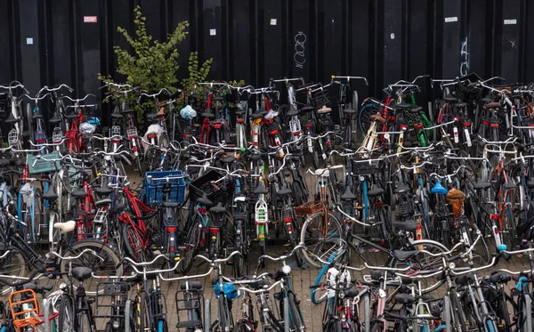 Μια Φωτογραφία Του Τεράστιου Πάρκινγκ Ποδηλάτων Κοντά Στον Κεντρικό Σταθμό — Φωτογραφία Αρχείου