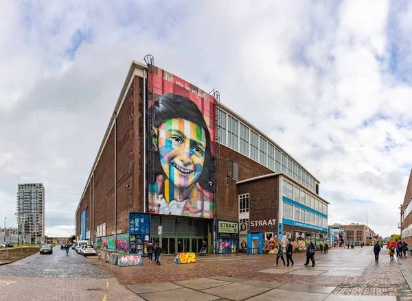 Une Image Murale Colorée Let Myself Représentant Anne Frank Créée — Photo