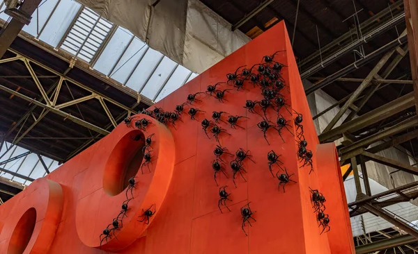 Das Bild Einer Kunstinstallation Mit Schwarzen Spinnen Ndsm Art Center — Stockfoto