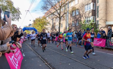 2022 Amsterdam Maratonu 'nun başlarında birden fazla koşucunun resmi..