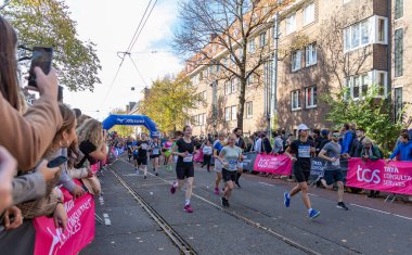 2022 Amsterdam Maratonu 'nun başlarında birden fazla koşucunun resmi..