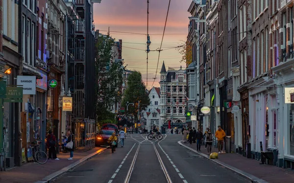 日落时阿姆斯特丹一条街道的照片 — 图库照片