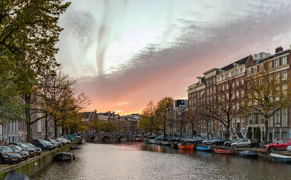 Ein Bild Eines Amsterdamer Kanals Bei Sonnenuntergang — Stockfoto