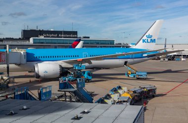 Schiphol Havaalanı 'ndaki bir KLM uçağının fotoğrafı..