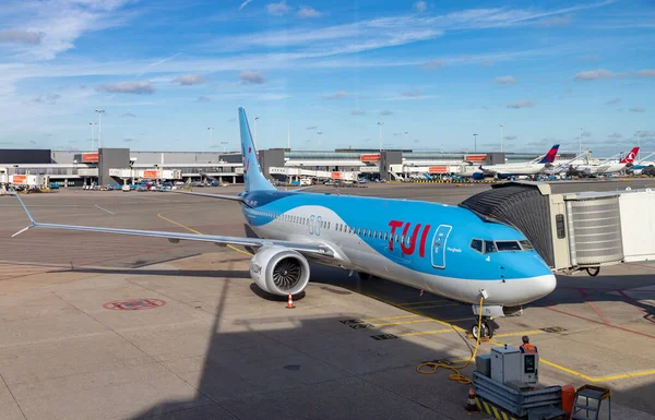 Schiphol Havaalanı 'ndaki bir TUI uçağının fotoğrafı..