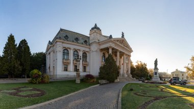 Vasile Alecsandri Ulusal Tiyatrosu ya da Iasi Ulusal Tiyatrosu 'nun ön yüzü..
