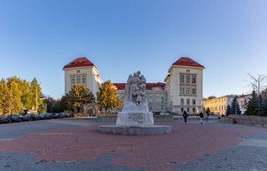 Iasi 'deki Birlik Anıtı ve Grigore T. Popa Tıp ve Eczane Üniversitesi' nin bir resmi..