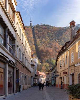 Brasov 'un sonbaharda çekilmiş bir resmi..