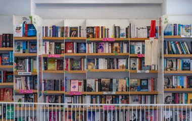 A picture of the interior of the Carturesti Carusel Bookstore.