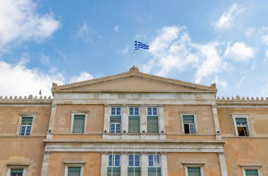 A picture of the facade of the Hellenic Parliament.