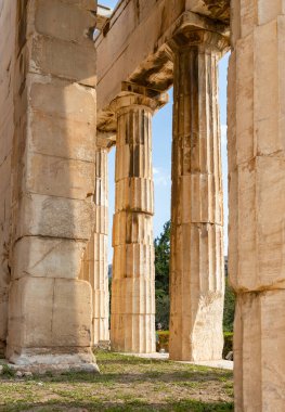 A close-up picture of the Temple of Hephaestus.