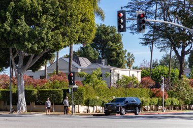 A picture of an intersection in Beverly Hills.