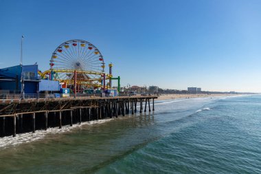 A picture of the Pacific Wheel and the Santa Monica Pier.